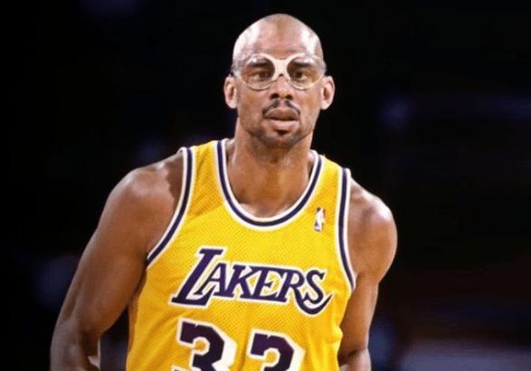 北京半场三分11中8，翟晓川&张才仁同砍11分（北京队半场三分11投8中，翟晓川与张才仁各得11分）