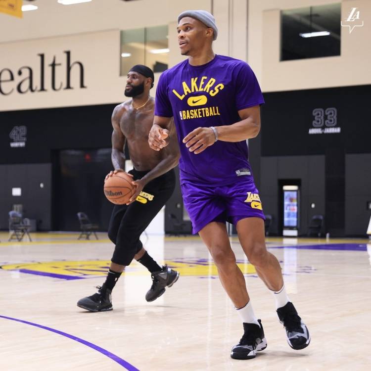 余力生以2小时06分38秒赢得瓦伦西亚马拉松，创英马历史第二佳绩，展现跨项实力，称霸铁三项目。（余力生以2：06：38封王瓦伦西亚马拉松，创英马史上次快成绩，跨界实力尽显称霸铁三）