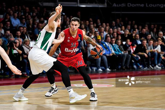 何宇鹏纪念捧杯： 一整季的重量都化为光芒，只为这一次触碰（何宇鹏捧起纪念杯：整季沉淀化作光辉，只为此刻的触碰）